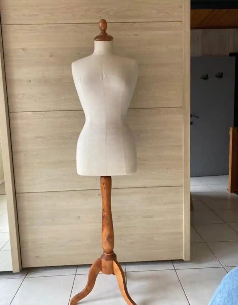 Ahşap ayaklı dikiş mankeni