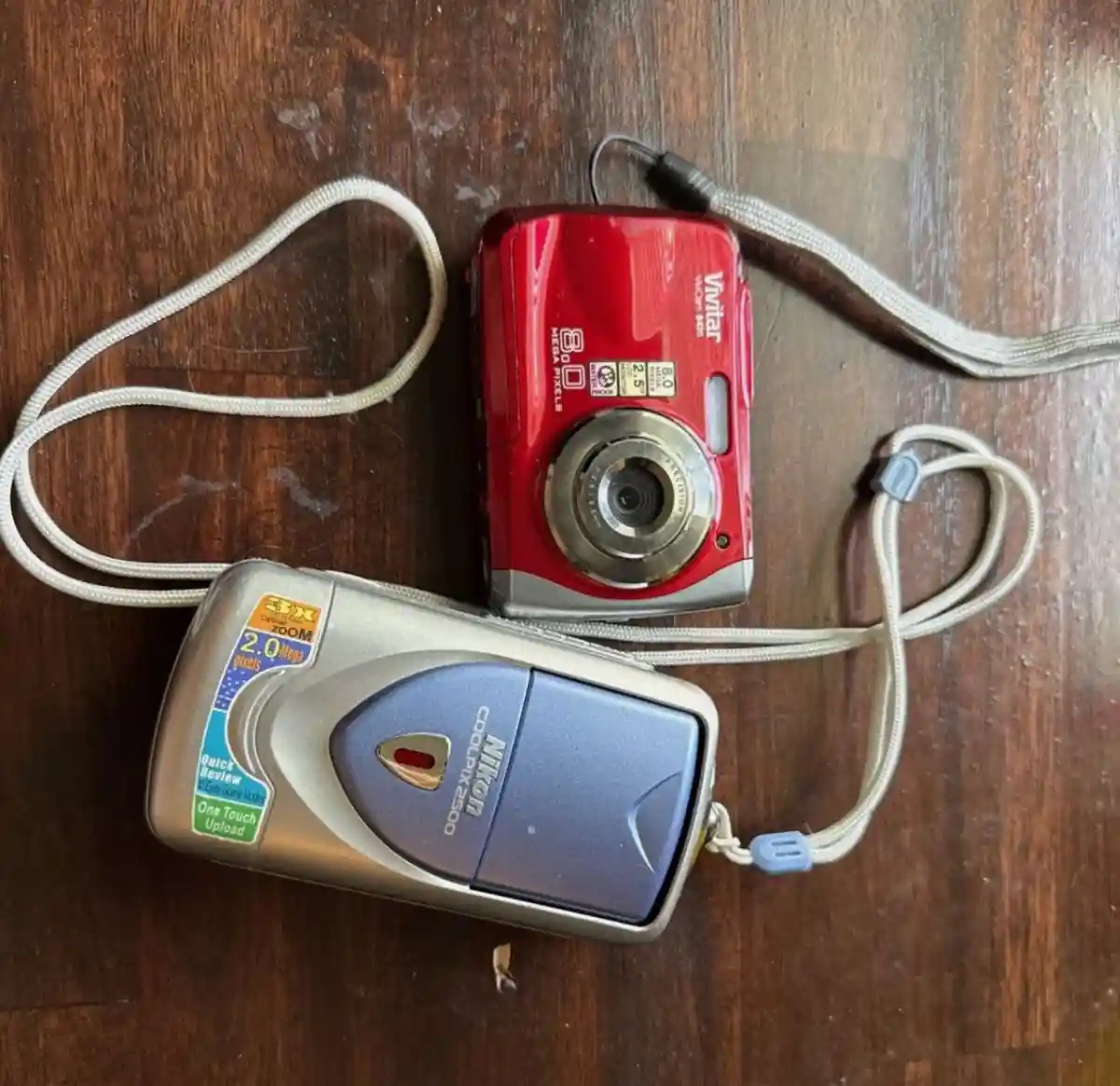 Kırmızı kompakt dijital fotoğraf makinesi