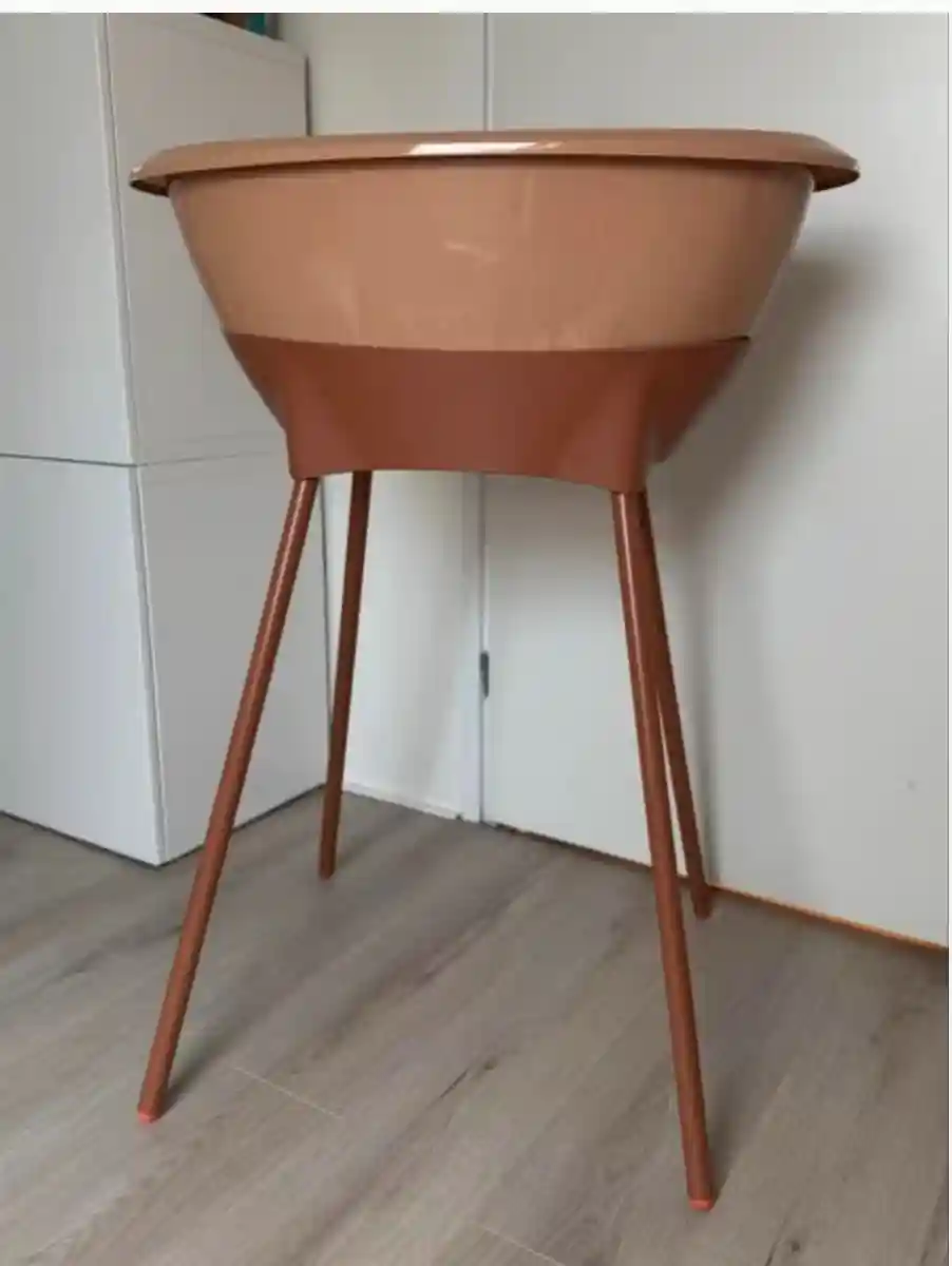 Plastik ayaklı beşik