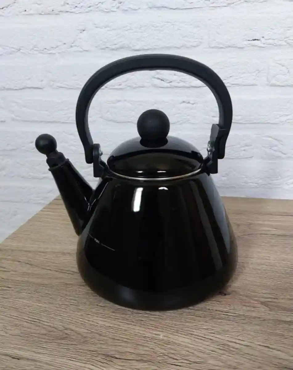 Siyah kettle ile şık mutfak deneyimi