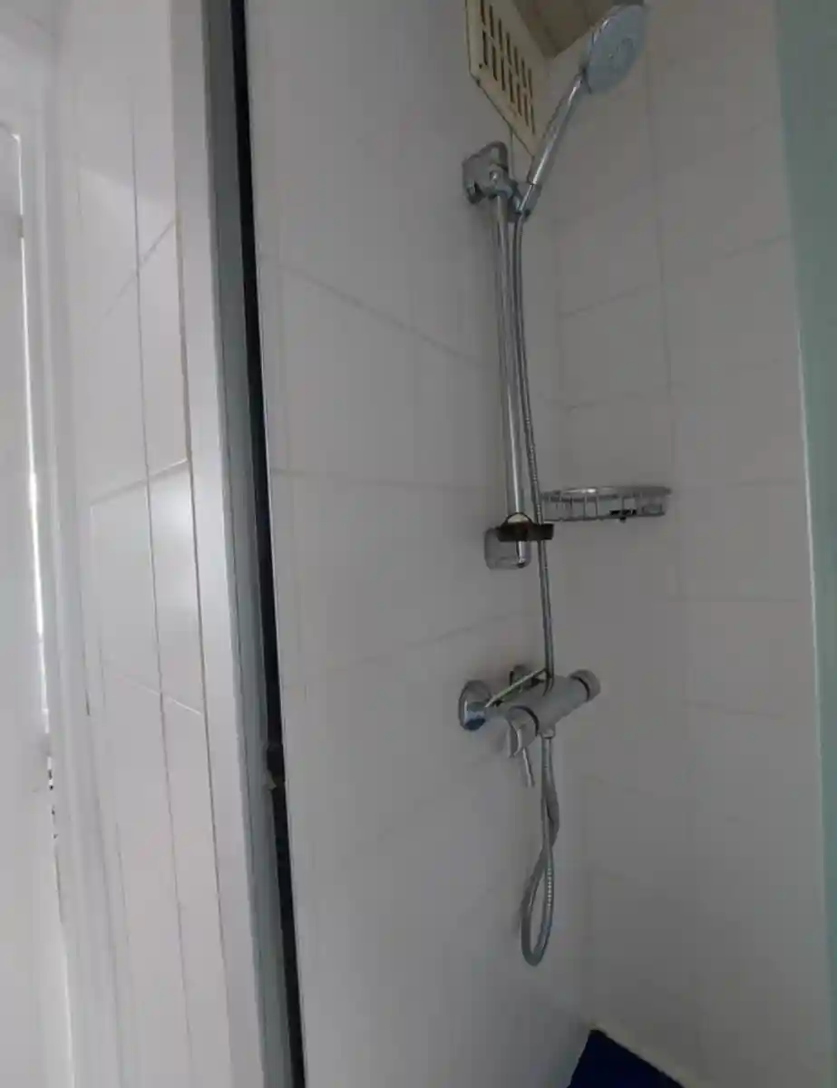 Modern duş başlığı ve musluk seti ilan görseli