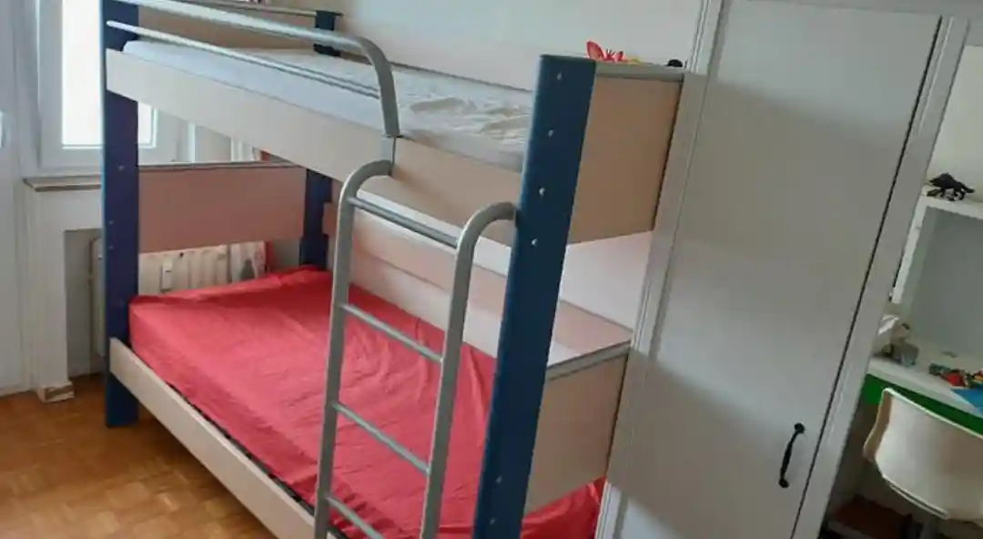 Mavi renkli çocuk ranzası