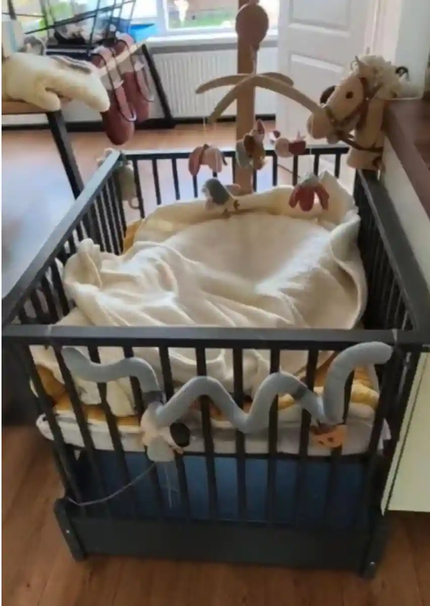 Ahşap bebek beşiği ve oyun mobilyası