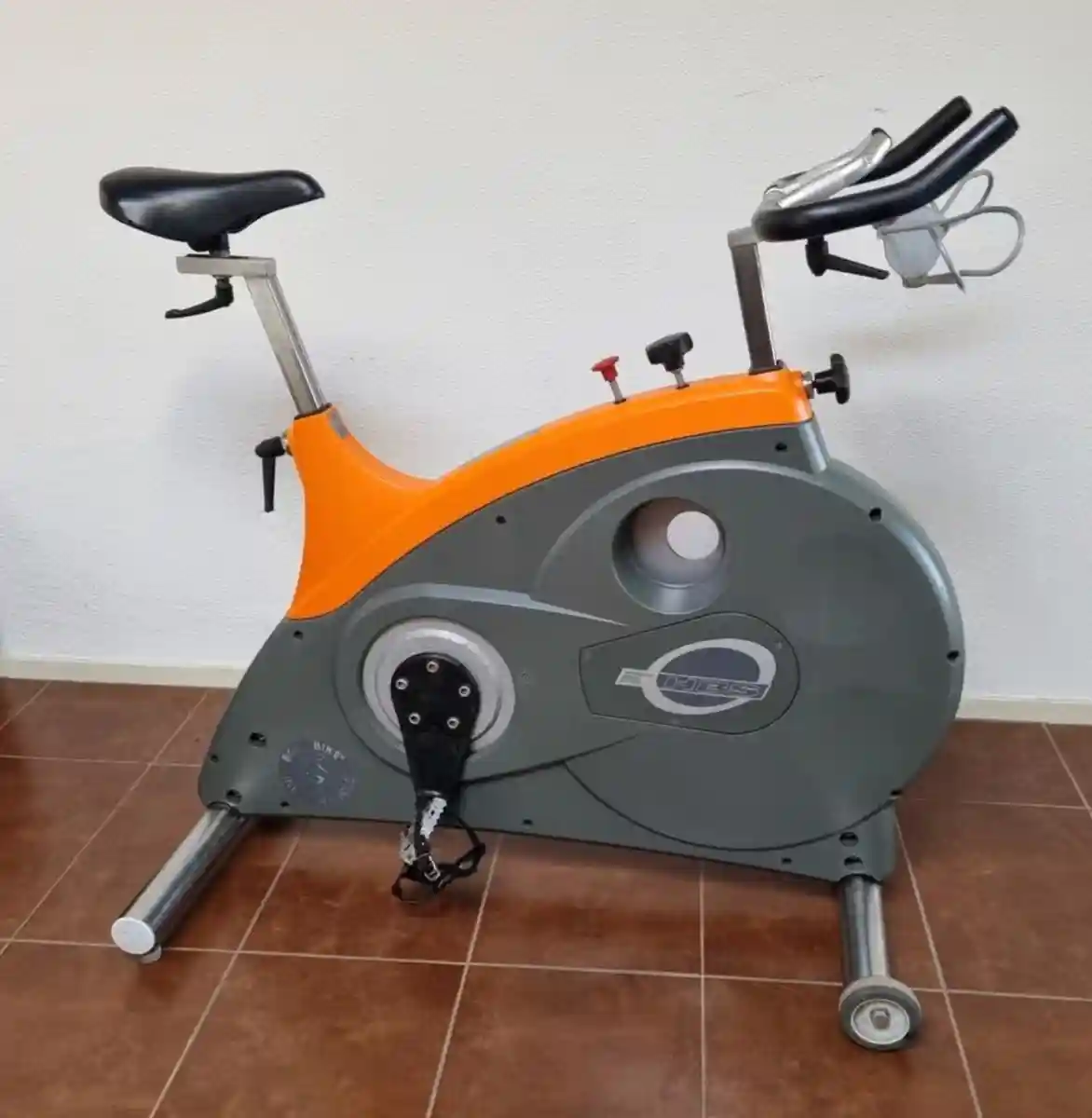 Turuncu renkli sabit bisiklet
