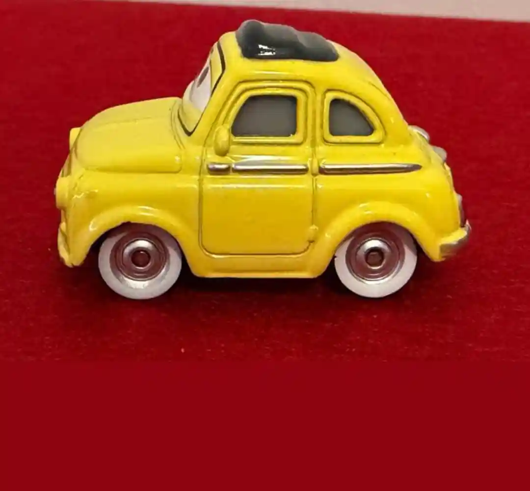 Sarı renkli mini araba modeli