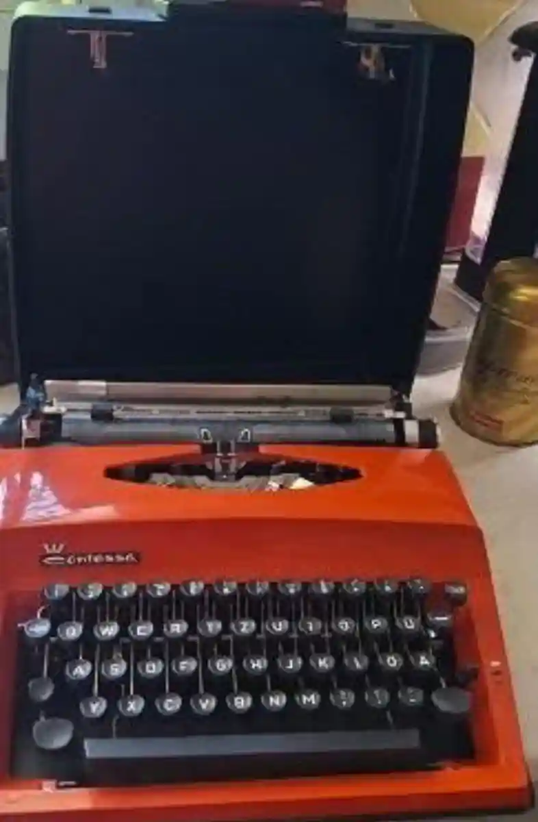 Turuncu renkli retro yazı makinesi