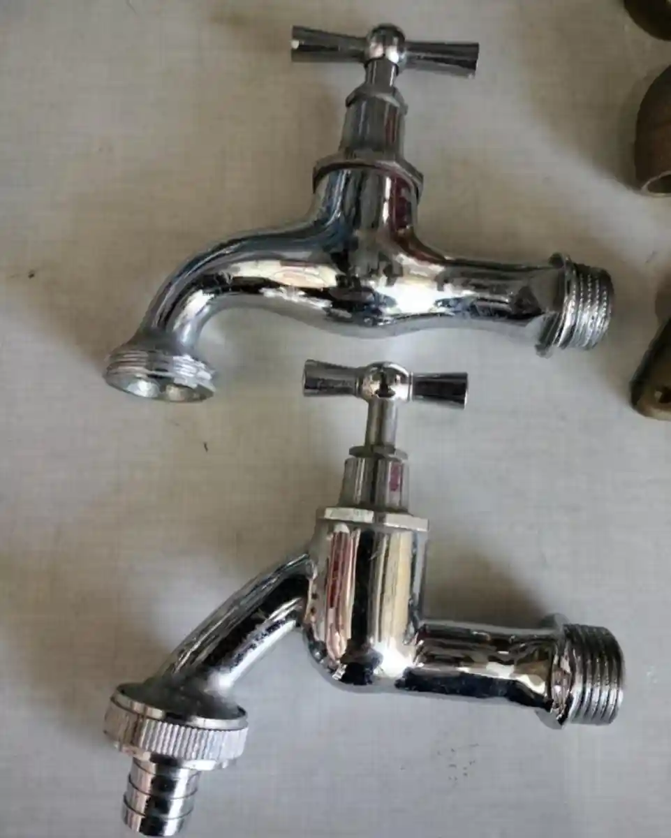 Parlak metal musluk seti