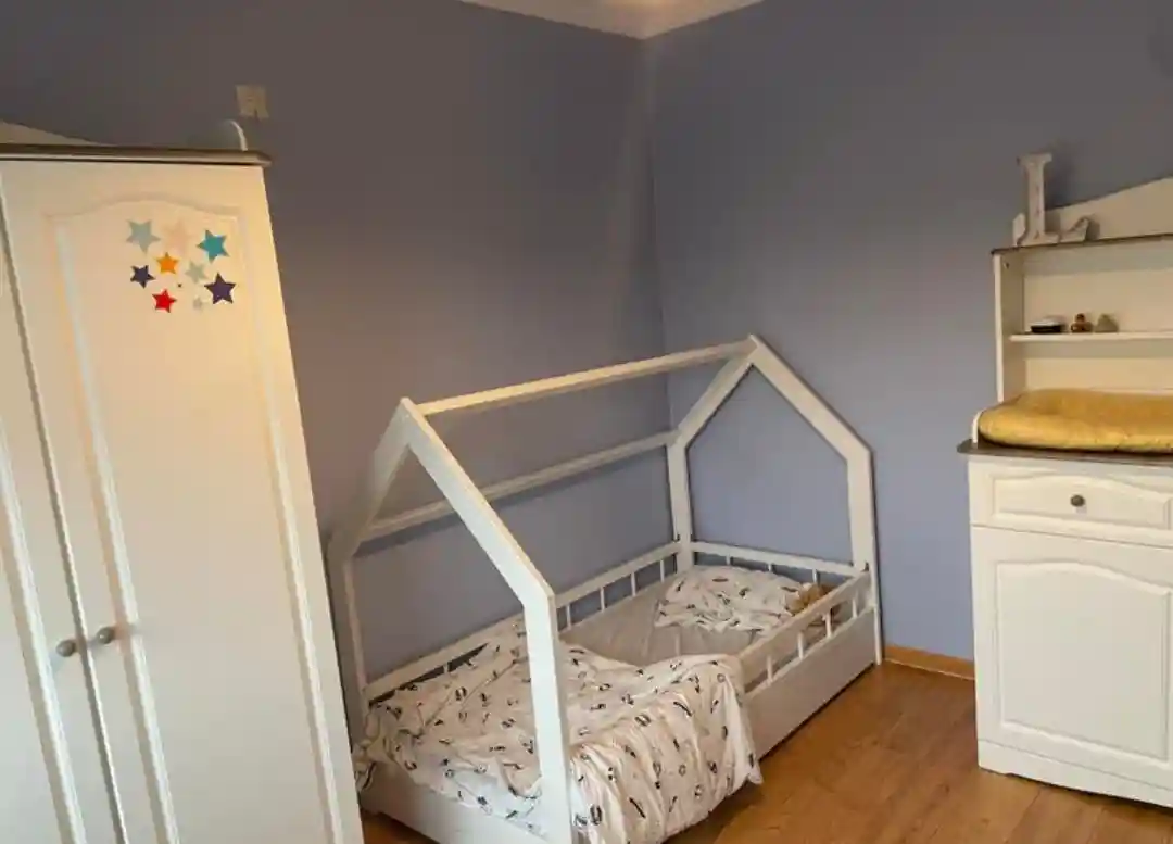 çocuklar i̇çin beyaz ahşap yatak