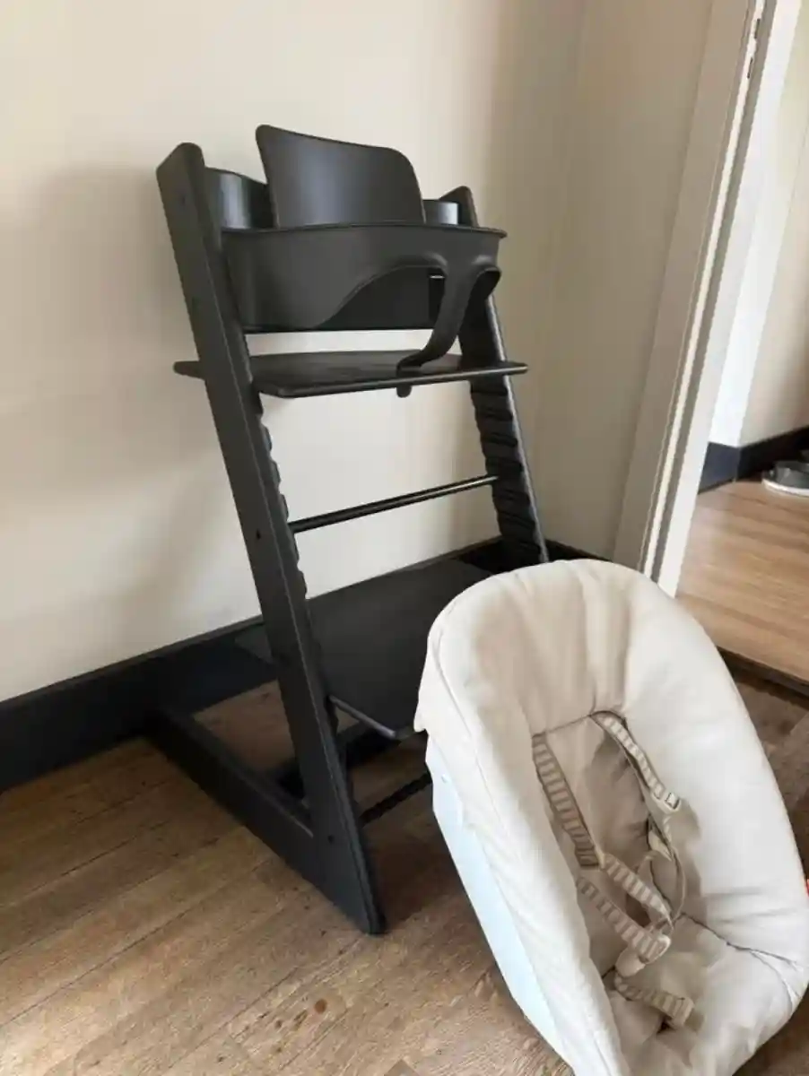Siyah yüksek sandalye ve bebek oturağı ilan görseli