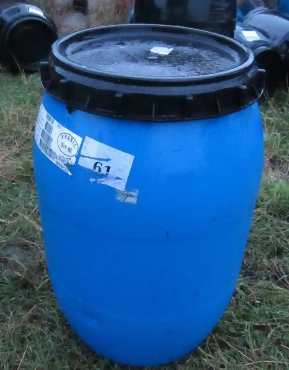 Mavi plastik varil