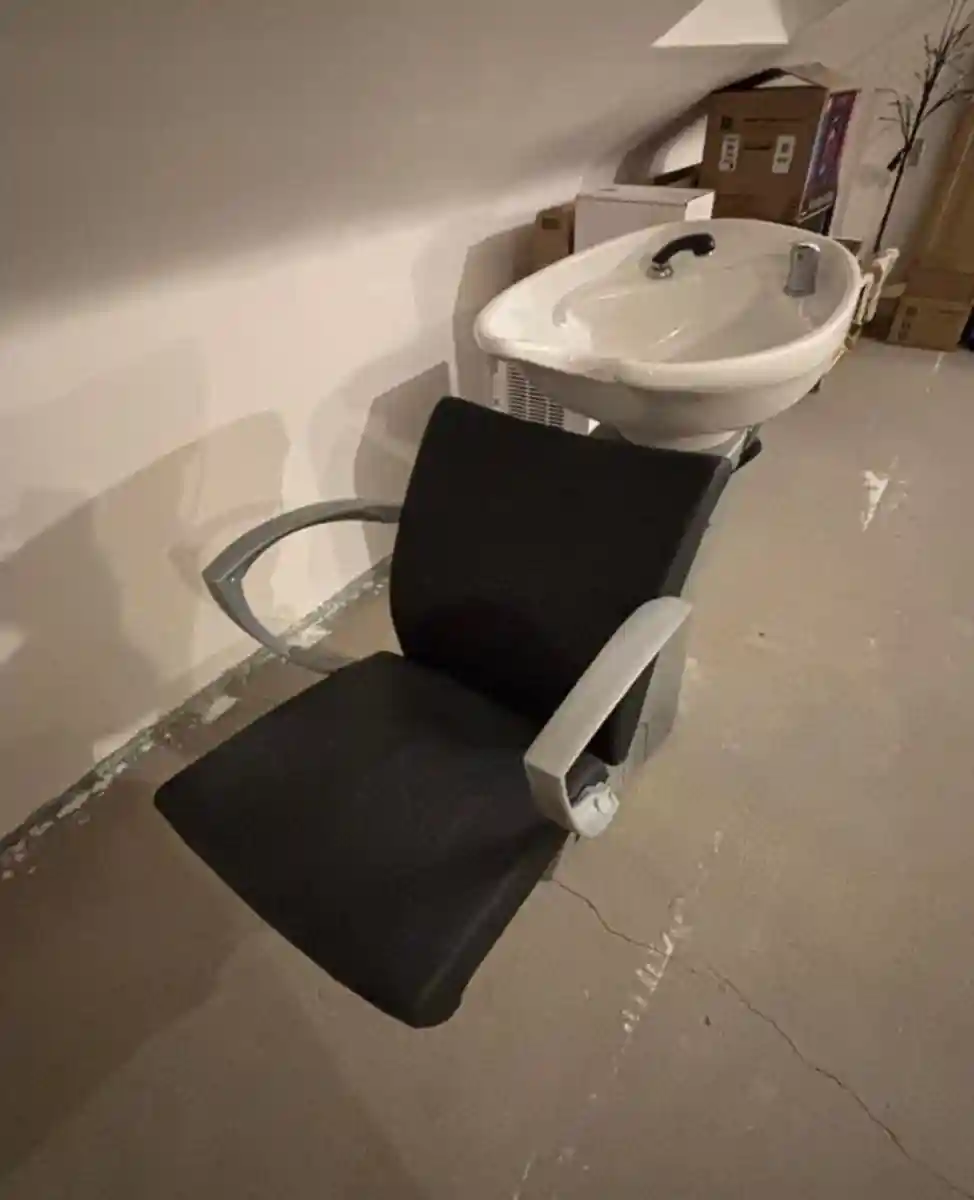 Siyah kolçaklı ofis sandalyesi