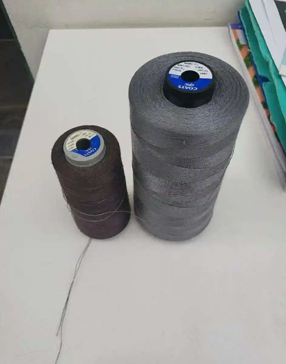 Gri ve kahverengi dikiş i̇pliği seti