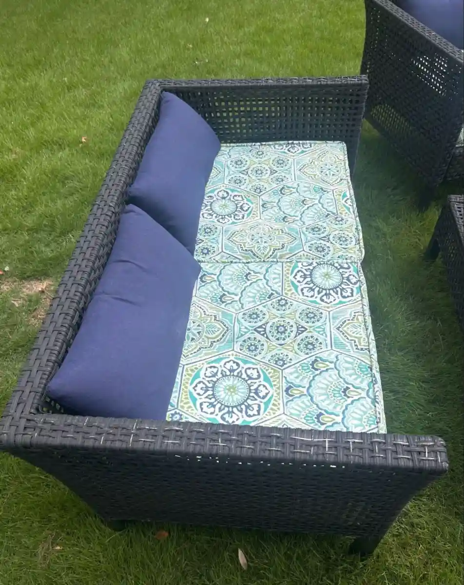 Rattan bahçe koltuğu mavi yastıklı ilan görseli