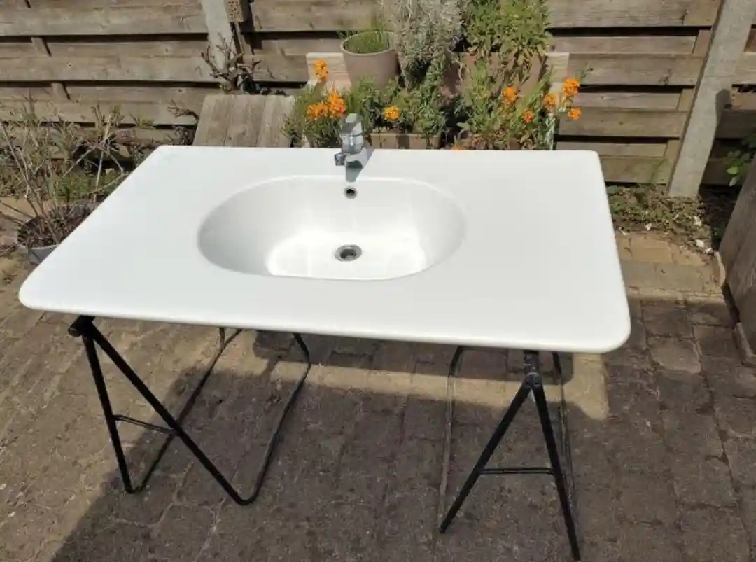 şık tasarımlı beyaz lavabo masası