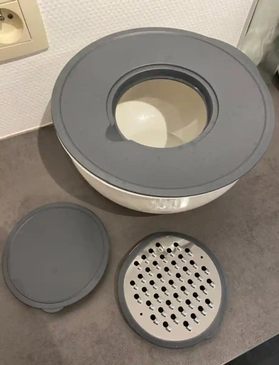 Gri kapaklı karıştırma kabı ve rende seti