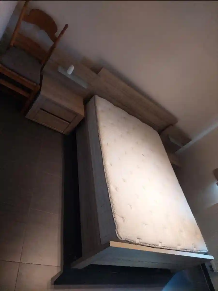 Ahşap yatak ve komodin takımı