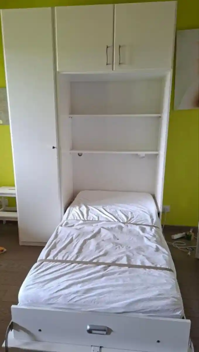 Beyaz katlanabilir yatak ve dolap takımı ilan görseli