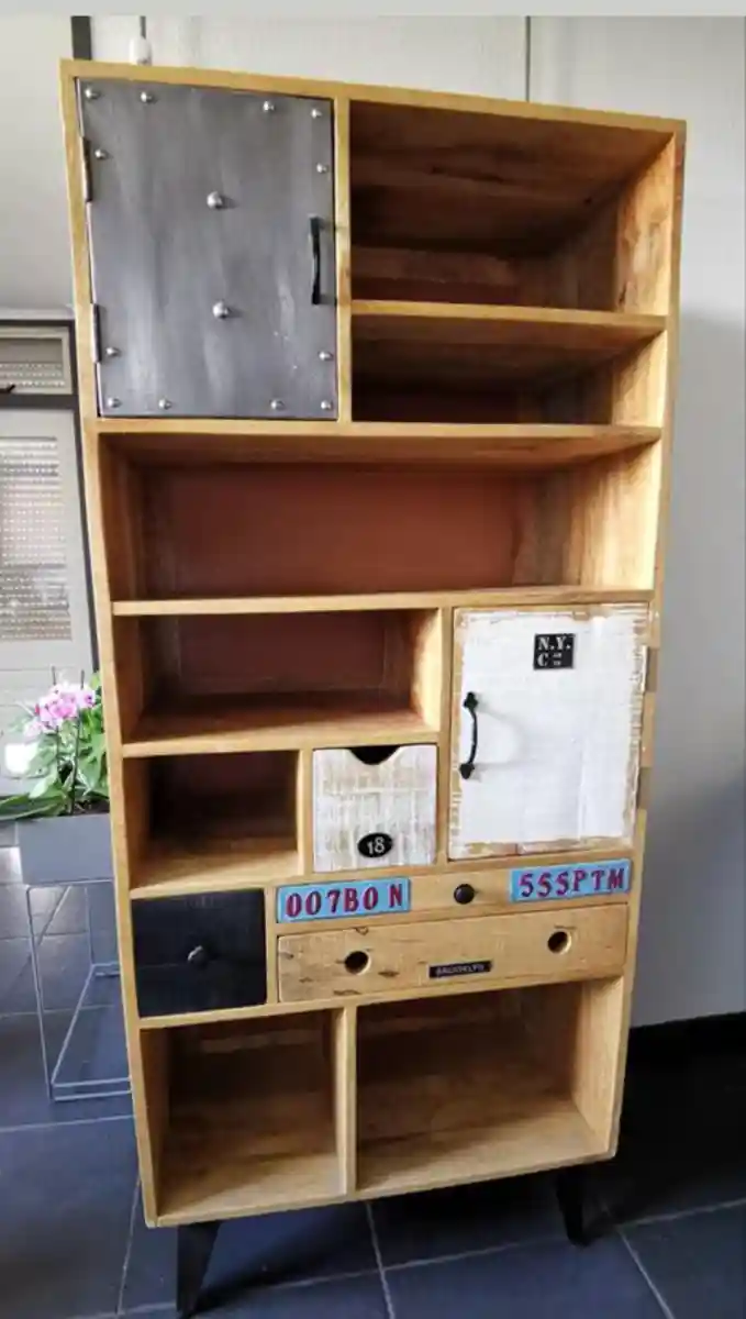 Farklı bölmeli ahşap kitaplık