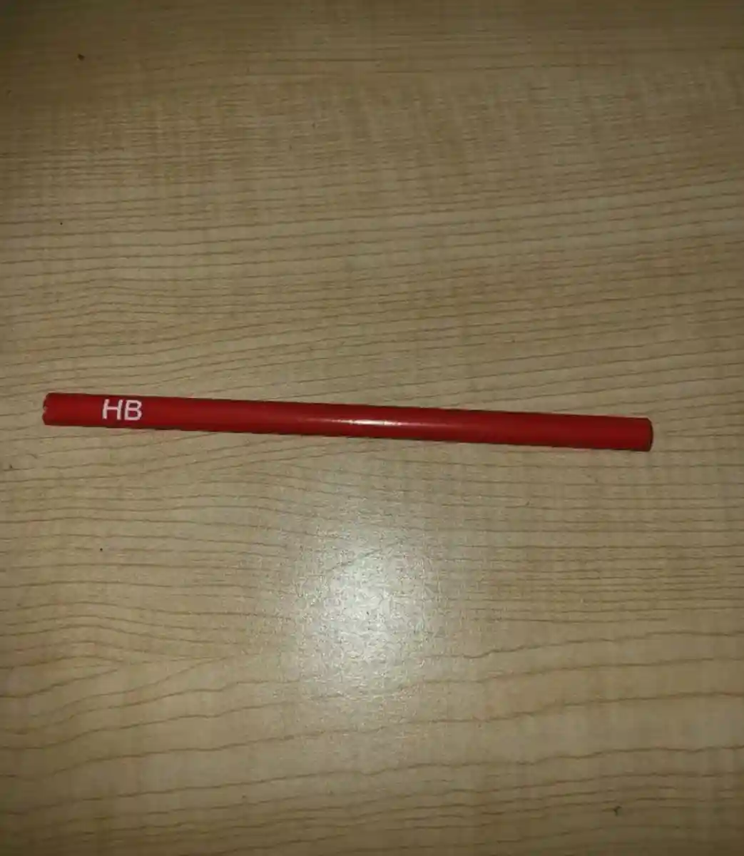 Kırmızı hb kalem