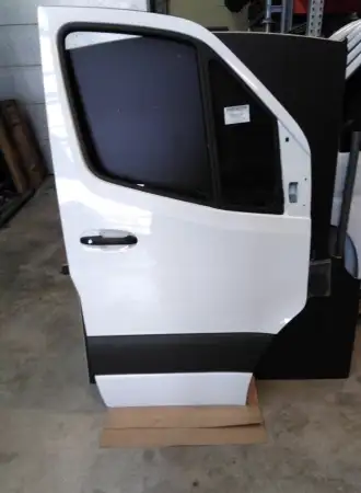Mercedes sprinter 2024'ün ön kapısı (sol ve sağ)
