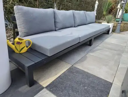 Yeni gibi iki adet bahçe bankı.