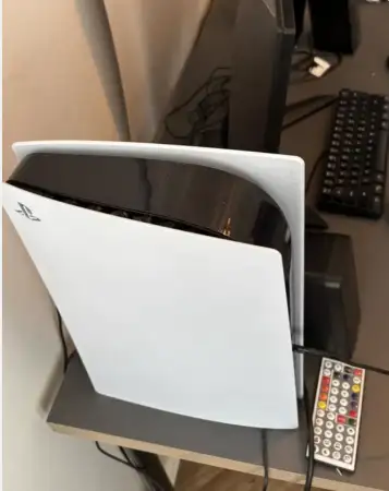 Ps5, kumanda, monitör, 2 hoparlör, klavye ve fare