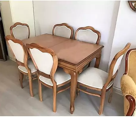 Klasik ahşap masa